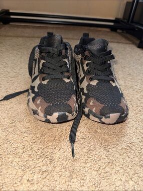 Lightweight Camouflage Lace-Up Sneakers